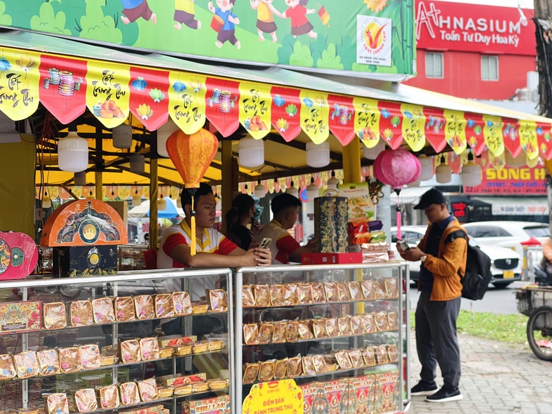 Nhiều kiot, quầy bán bánh trung thu lưu động xuất hiện trên các tuyến phố tại TP. Hồ Chí Minh. Ảnh: Hoàng Chiến