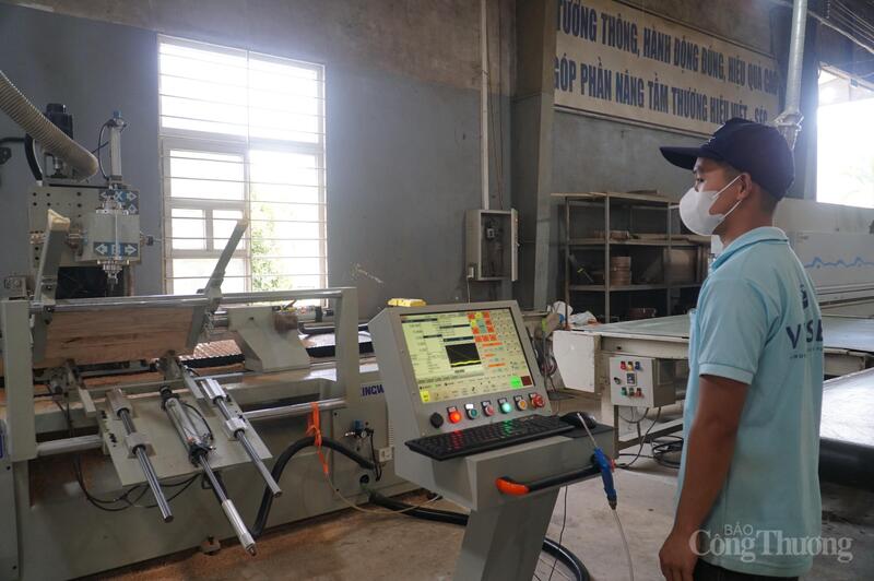 Máy tiện CNC 5 trục của Công ty CP Việt Séc giúp đơn vị này tiết kiệm chi phí lớn, đồng thời giảm mạnh bột gỗ thải ra môi trường trong quá trình sản xuất.