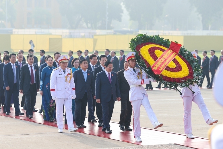 Đồng chí Phạm Minh Chính, Ủy viên Bộ Chính trị, Bí thư Đảng ủy Chính phủ, Thủ tướng Chính phủ, dẫn đầu Đoàn đại biểu dự Đại hội Đảng bộ Chính phủ lần thứ I, nhiệm kỳ 2025-2030 vào Lăng viếng Chủ tịch Hồ Chí Minh - Ảnh: VGP/Nhật Bắc