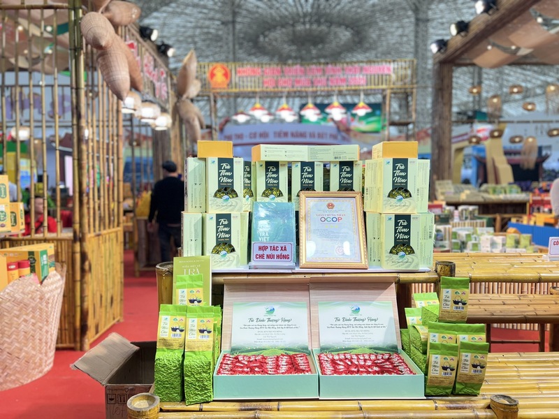 Các sản phẩm của Hợp tác xã chè Núi Hồng được giới thiệu tại hội chợ.