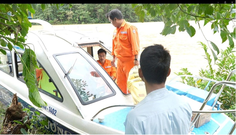 Công ty CP Thủy điện A Vương đưa cano trực tại đập tràn để hỗ trợ vận chuyển nhu yếu phẩm vào cho người dân thôn Z'Lao. Ảnh: Bình An