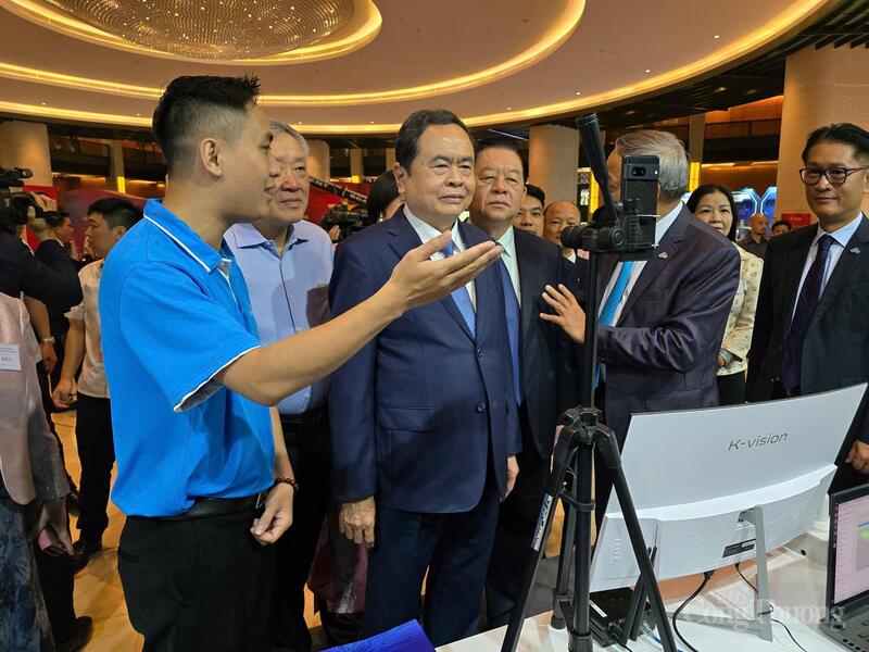 Chủ tịch Quốc hội Trần Thanh Mẫn cùng các đại biểu thăm các gian hàng tại triển lãm thành tựu kinh tế tư nhân. Ảnh: Thu Hường.