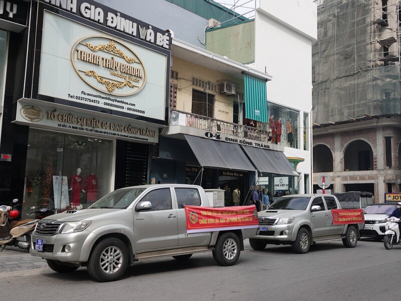 Xe lưu động của lực lượng Quản lý thị trường Thanh Hóa tuyên truyền trên các tuyến phố nói không với hàng giả