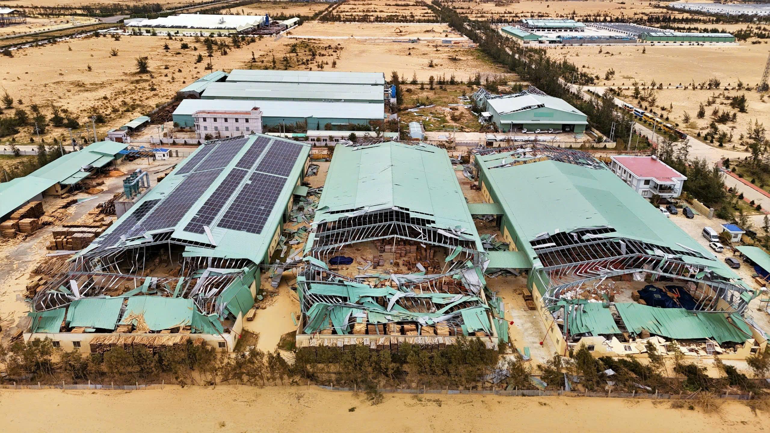 Khu công nghiệp Nhơn Hội hư hỏng sau bão số 13. Ảnh: Hiền Mai