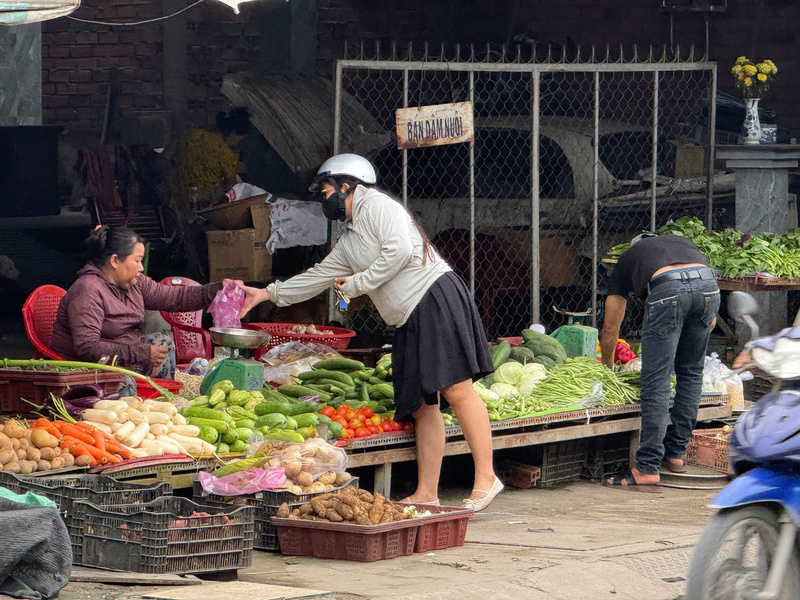 Giá rau tăng mạnh, khiến mỗi bữa ăn càng trở nên "đắt đỏ". Ảnh: Minh Anh