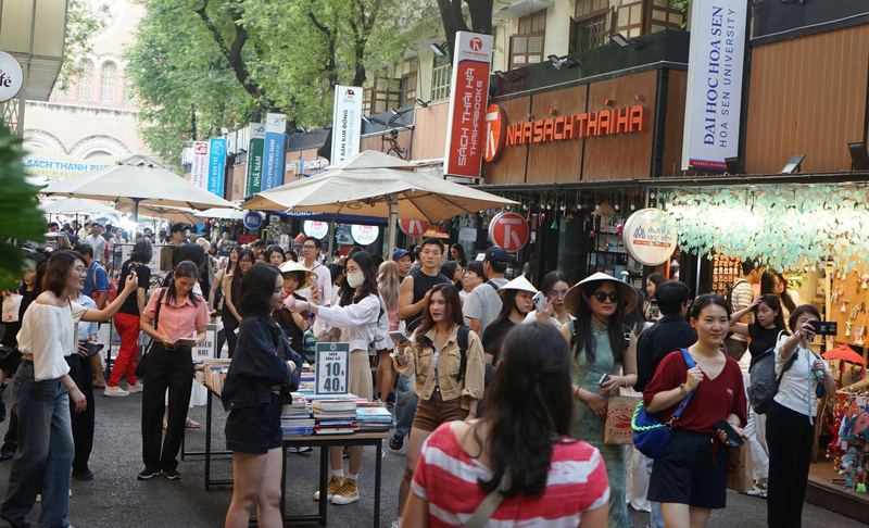 Nhiều bạn trẻ và du khách check-in tại Đường sách TP. Hồ Chí Minh dịp đầu năm mới 2026. Ảnh. Minh Khuê.