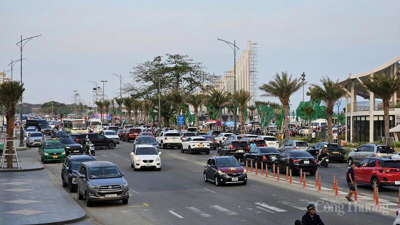 Giao thông trên trục đường Thùy Vân luôn được bảo đảm.