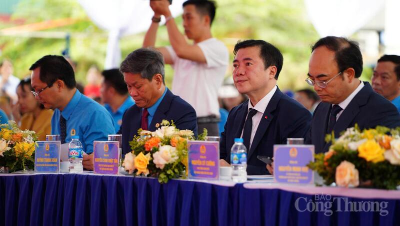 Thứ trưởng Bộ Công Thương Nguyễn Sinh Nhật Tân, cùng lãnh đạo đại diện các đơn vị Bộ Công Thương, lãnh đạo các ban, đơn vị của Tổng Liên đoàn Lao động Việt Nam tại buổi lễ. Ảnh: Thái Mạnh