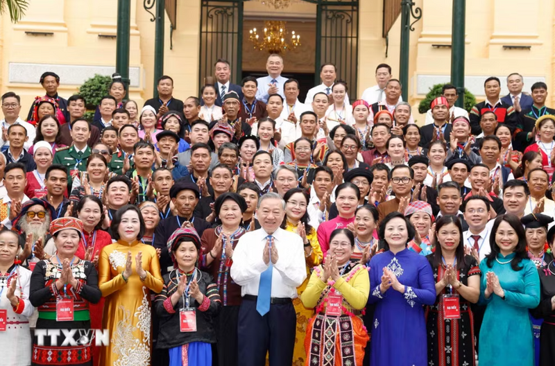 Tổng Bí thư, Chủ tịch nước Tô Lâm với các già làng, trưởng bản, nghệ nhân, người có uy tín tiêu biểu toàn quốc. (Ảnh: Thống Nhất/TTXVN)