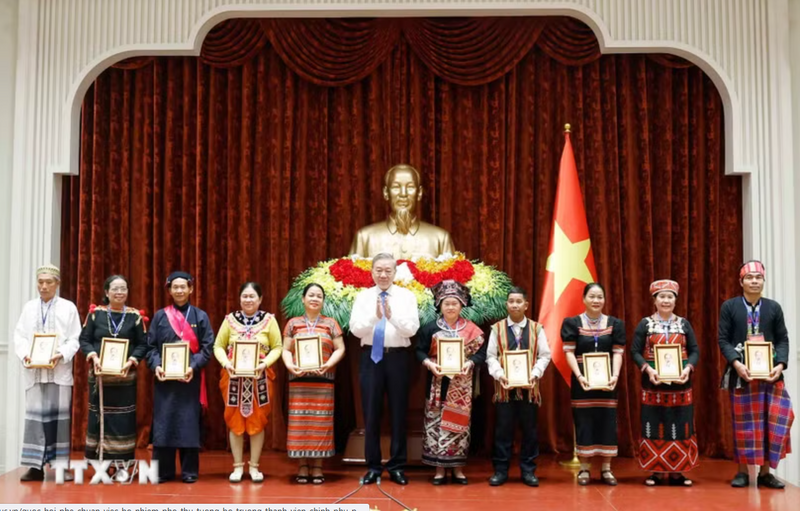 Tổng Bí thư, Chủ tịch nước Tô Lâm tặng chân dung Chủ tịch Hồ Chí Minh cho các già làng, trưởng bản, nghệ nhân, người có uy tín tiêu biểu toàn quốc. (Ảnh: Thống Nhất/TTXVN)
