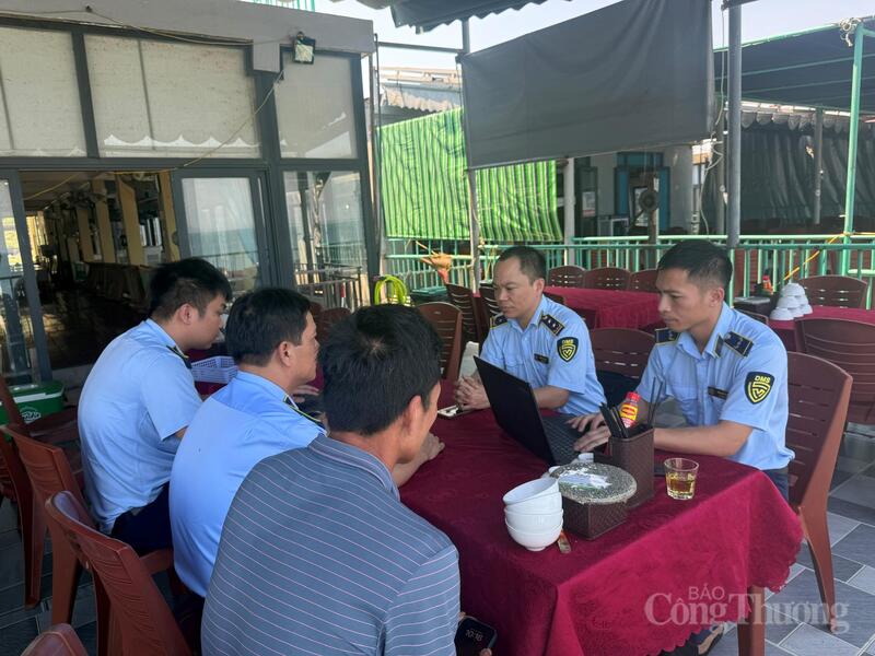 Đội QLTT số 3, Chi cục QLTT Hà Tĩnh làm việc với nhà hàng Lý Hộ. Ảnh: Phúc Sơn