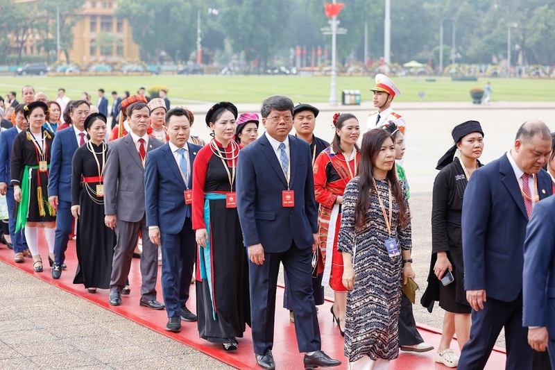 Đoàn đại biểu tham dự Đại hội Mặt trận Tổ quốc Việt Nam vào Lăng viếng Chủ tịch Hồ Chí Minh - 4