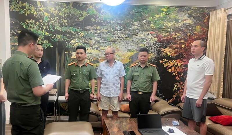 Cơ quan điều tra thực hiện Lệnh bắt với Trần Văn Quận. Ảnh: Công an tỉnh Lạng Sơn
