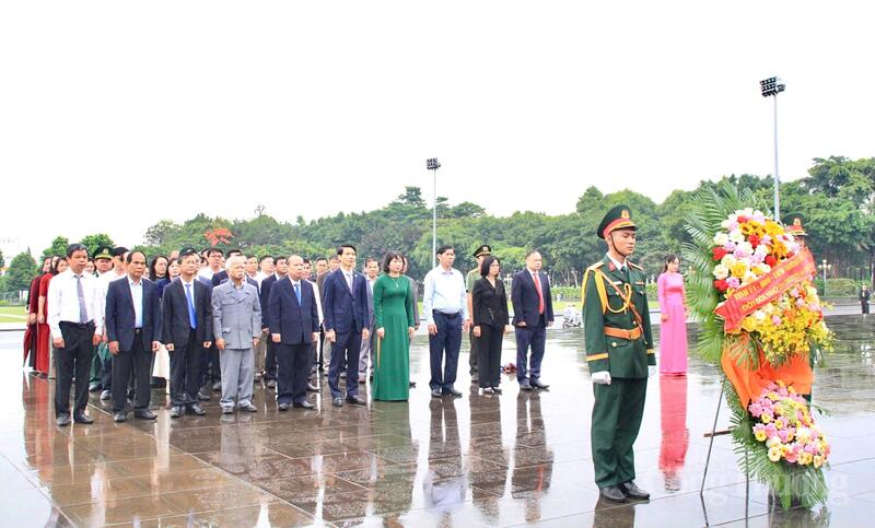 Tỉnh ủy, HĐND, UBND, Ủy ban MTTQ Việt Nam tỉnh Gia Lai đã tổ chức Lễ dâng hoa, dâng hương tưởng nhớ Chủ tịch Hồ Chí Minh tại Quảng trường Đại Đoàn Kết. Ảnh: Hiền Mai