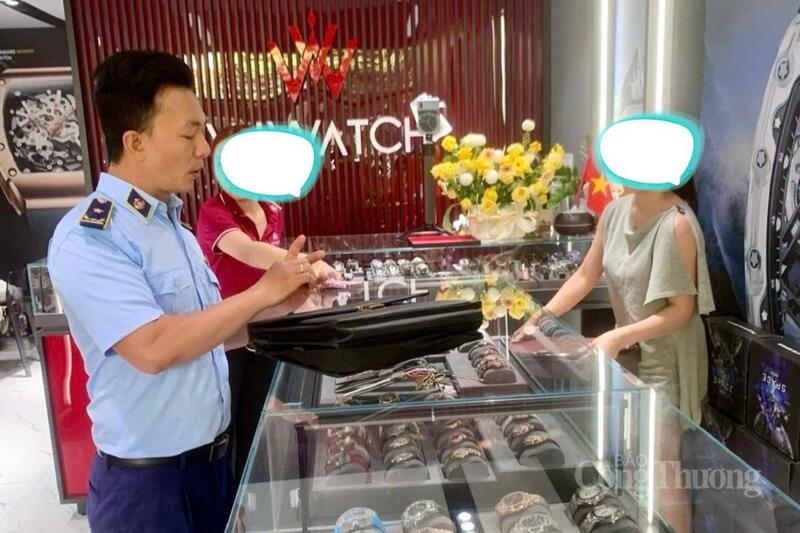 Kiểm tra cơ sở kinh doanh đồng hồ tại phường Thanh Khê