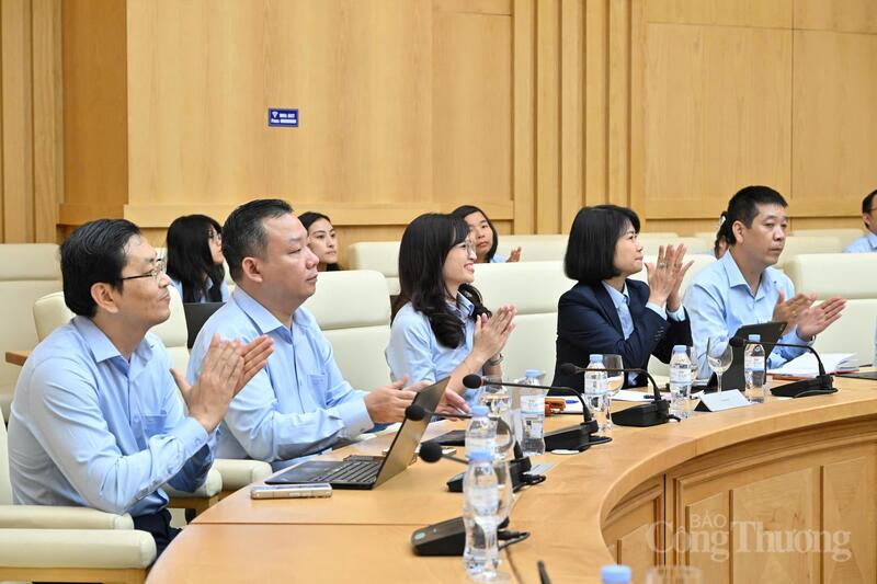 Đại diện một số đơn vị thuộc Bộ Công Thươngtham gia thảo luận về công tác điều hành xuất nhập khẩu và phối hợp triển khai nhiệm vụ trong thời gian tới. Ảnh: Cấn Dũng