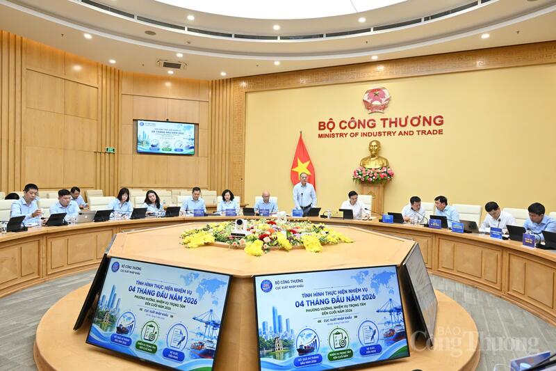 Cục trưởng Cục Xuất nhập khẩu Nguyễn Anh Sơn báo cáo tình hình thực hiện nhiệm vụ. Ảnh: Cấn Dũng