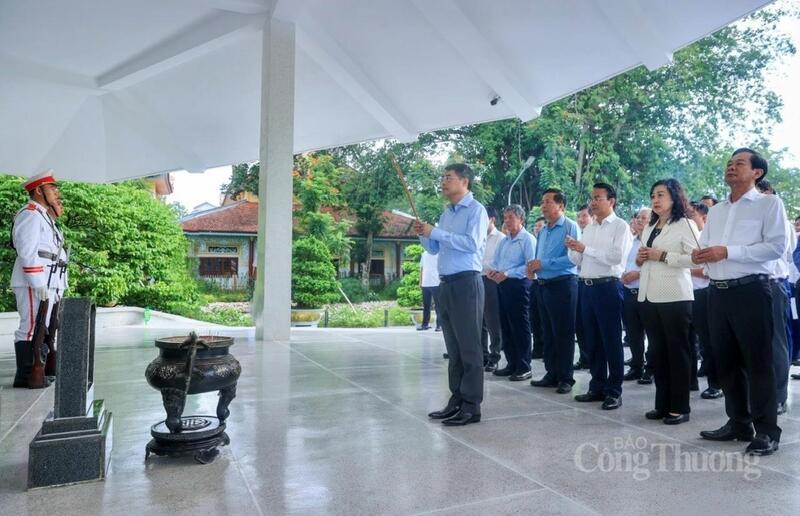 Thủ tướng Lê Minh Hưng cùng đoàn công tác đã đến dâng hương, viếng mộ Cụ Phó bảng Nguyễn Sinh Sắc.