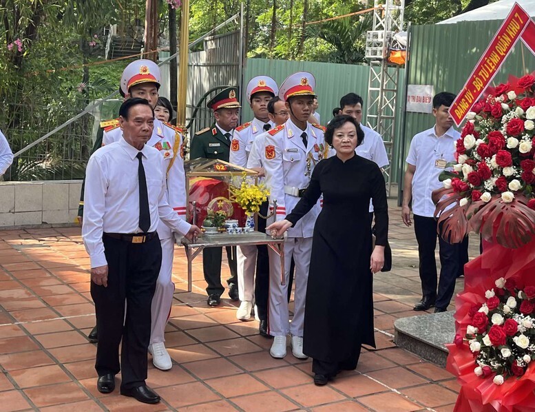 Phó Thủ tướng Chính phủ Phạm Thị Thanh Trà cùng các đại biểu thực hiện nghi thức quy tập, di chuyển hài cốt liệt sĩ vào nhà quàn - Ảnh: VGP