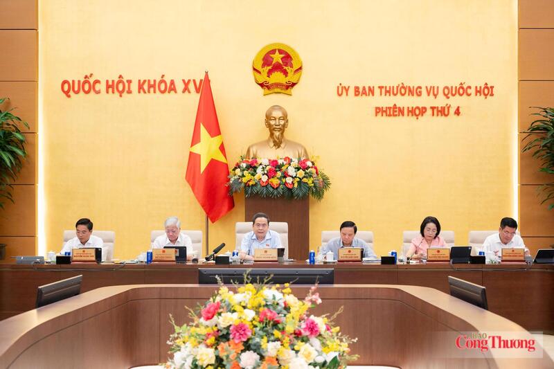 Dưới sự chủ trì của Chủ tịch Quốc hội Trần Thanh Mẫn, Ủy ban Thường vụ Quốc hội cho ý kiến về dự án Luật sửa đổi, bổ sung một số điều của Luật Xuất bản. Ảnh: Vũ Hiếu