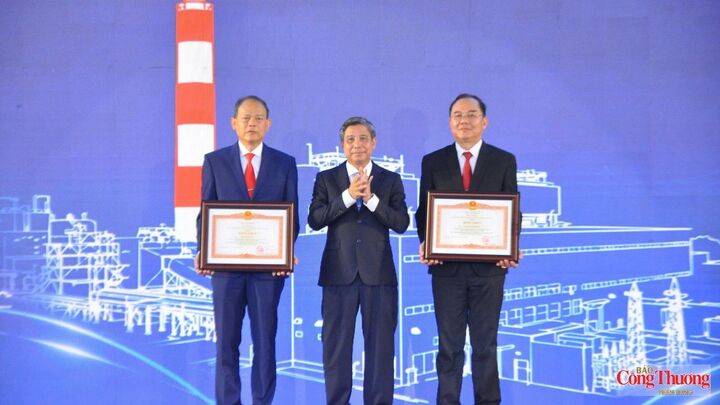 Ông Đồng Văn Thanh, Chủ tịch HĐND TP. Cần Thơ trao Bằng khen của Thủ tướng Chính phủ cho lãnh đạo Công ty Nhiệt điện Cần Thơ.