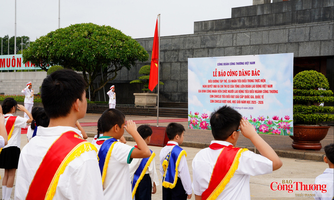 Các em học sinh tiêu biểu thực hiện nghi thức chào cờ trang nghiêm tại Lễ báo công dâng Bác.