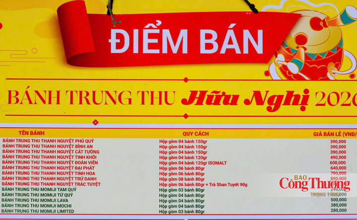 Giá cả các loại bánh được niêm yết ngay tại quầy.