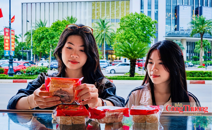 Thị trường bánh Trung thu ở Hà Tĩnh nhộn nhịp từ sớm.
