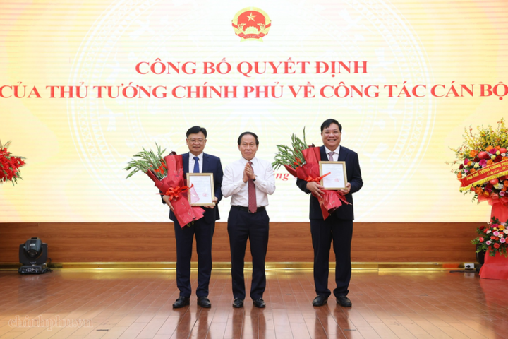 Phó Thủ tướng Lê Tiến Châu trao Quyết định bổ nhiệm Phó Tổng Thanh tra Chính phủ đối với đồng chí Phạm Thành Ngại và đồng chí Nguyễn Thanh Tuấn - Ảnh: chinhphu.vn/Thu Sa