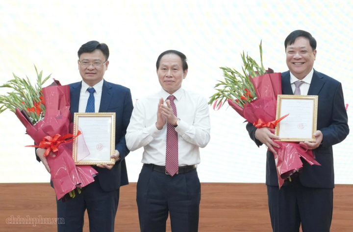 Phó Thủ tướng Lê Tiến Châu chúc mừng 2 tân Phó Tổng Thanh tra Chính phủ - Ảnh: chinhphu.vn/Thu Sa