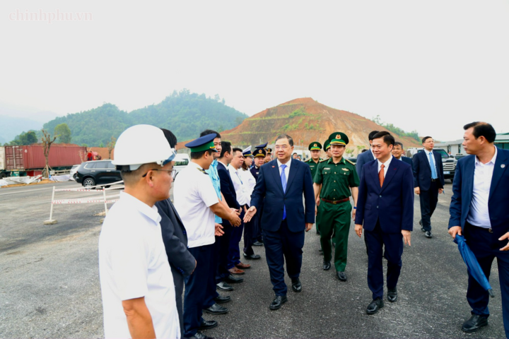 Phó Thủ tướng Thường trực Phạm Gia Túc khảo sát thực địa tình hình triển khai dự án mở rộng đường vận chuyển hàng hóa chuyên dụng khu vực mốc 1119-1120 thuộc Đề án thí điểm xây dựng cửa khẩu thông minh tại Cửa khẩu quốc tế Hữu Nghị - Ảnh: chinhphu.vn/Phương Nguyên
