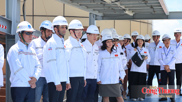 Đại diện Tổng công ty Cổ phần Dịch vụ Kỹ thuật Dầu khí Việt Nam (PTSC) giới thiệu về năng lực cũng như các dự án đã thực hiện.