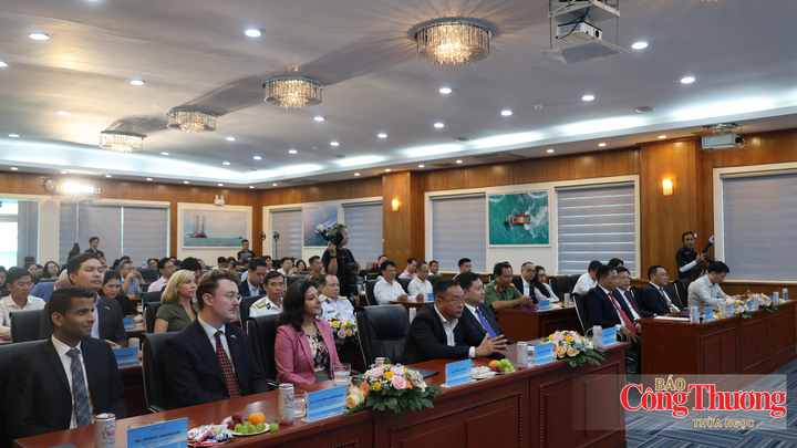 Các đại biểu dự sự kiện.