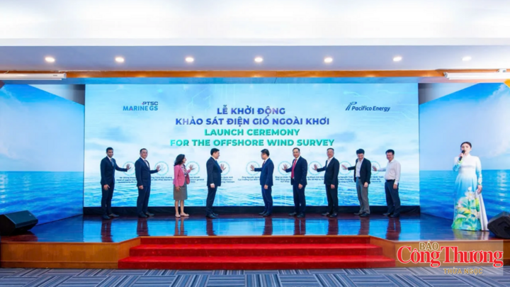 Các đại biểu thực hiện nghi thức khởi động khảo sát điện gió ngoài khơi.