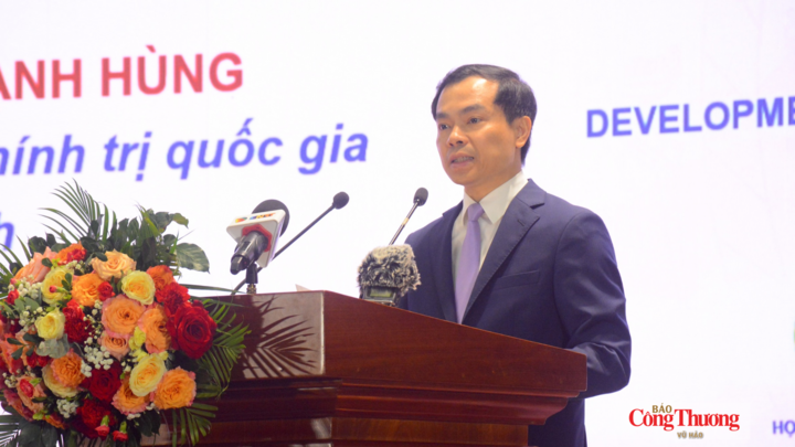 PGS.TS. Nguyễn Mạnh Hùng, Phó Giám đốc Học viện Chính trị quốc gia Hồ Chí Minh phát biểu khai mạc Diễn đàn.