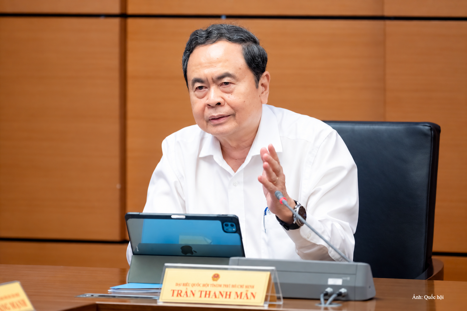 Chủ tịch Quốc hội Trần Thanh Mẫn thảo luận tại tổ.