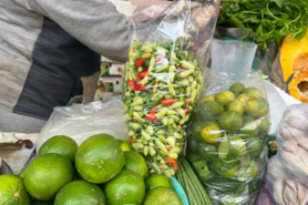 Ớt ra vỉa hè, giá cao ngất