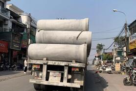 Hà Nội: Xử phạt tài xế xe đầu kéo chở ống cống chằng buộc không bảo đảm an toàn