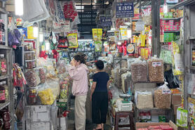 TP. Hồ Chí Minh: Chợ truyền thống, siêu thị đông khách trở lại sau Tết