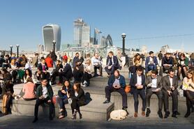 Hàng triệu hộ gia đình tại Anh không kiếm đủ sống