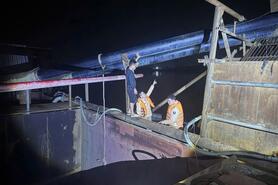 Hà Nội: Bắt giữ 2 tàu khai thác cát trái phép trên sông Cầu