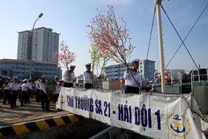Lãnh đạo địa phương và đội đi thăm và chúc Tết bộ đội nhà giàn DK1