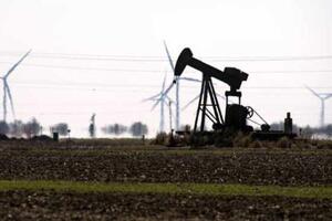 Giá dầu trái chiều khi OPEC+ sẵn sàng hành động nếu nhu cầu suy yếu