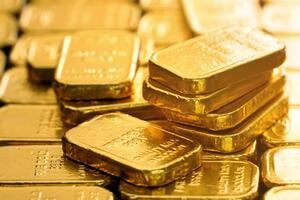 Vàng thế giới giảm hơn 1%