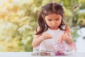 Giới siêu giàu dạy con về tiền như thế nào: Giải thích về cổ phiếu từ khi 5 tuổi và những bài học đến tận tuổi trưởng thành