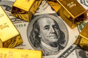 USD biến động mạnh, vàng tăng vọt do Mỹ không tin Nga đang rút quân