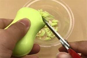 Cắt nhỏ cục xà bông rồi để vào góc nhà, công dụng tuyệt vời nhưng ít người biết