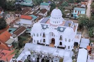 Bạch dinh của đại gia Thanh Hóa: Đầu tư hơn 100 tỷ đồng, toàn bộ nội thất được mạ vàng, nóc nhà có tượng Nữ thần tự do