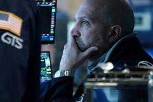 Dow Jones sụt 450 điểm, dầu Brent tăng 8% và vượt ngưỡng 105 USD/thùng