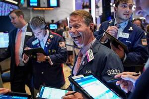 Dow Jones phục hồi gần 600 điểm